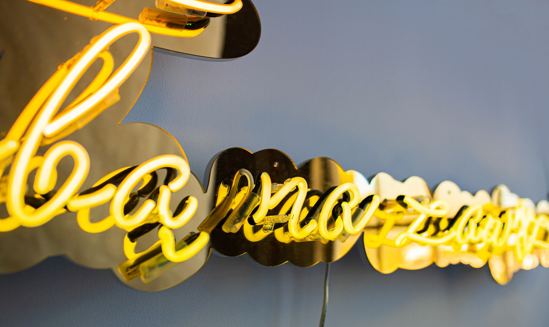 Néon jaune sur plexiglas doré - inscription "Avec toi pour toujours".